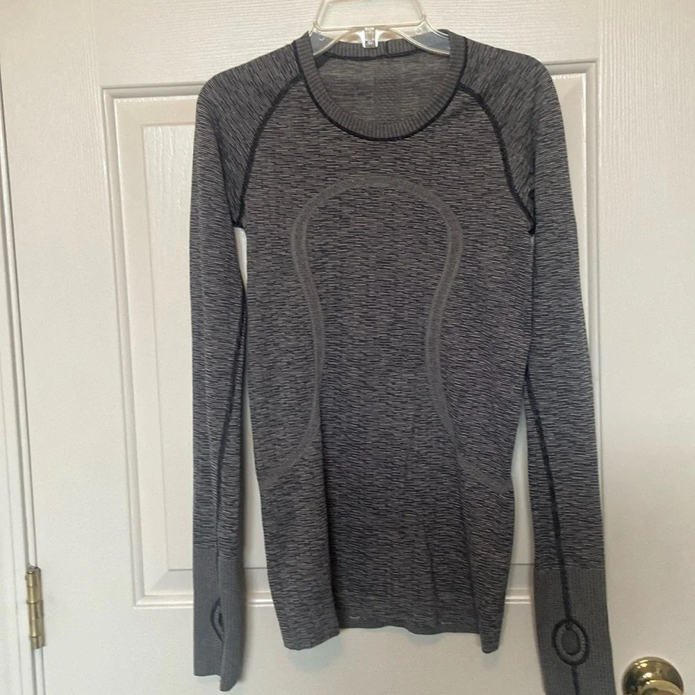 Lululemon athletica top size 4 - Picture 3 of 7